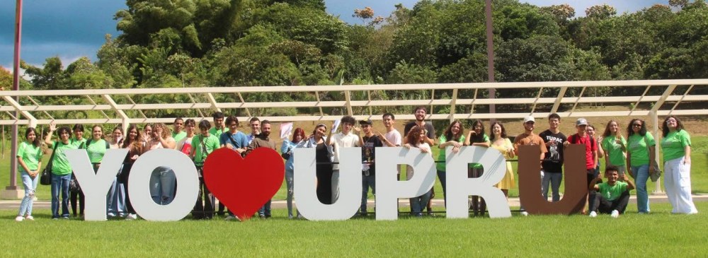 imagen de estudiantes en las letras Yo Amo la UPRU